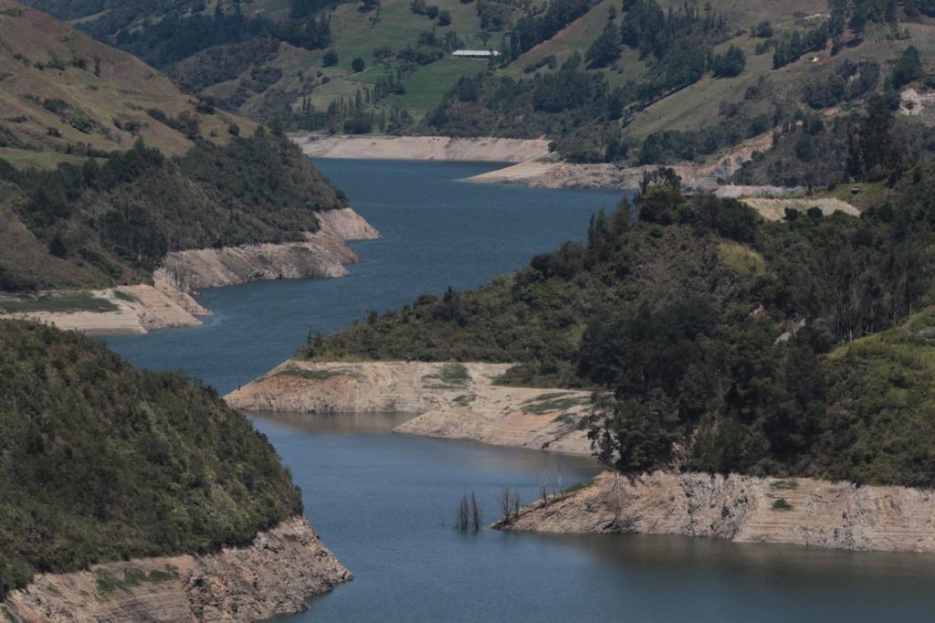 El río Paute registra un bajo caudal, en medio de la reducción de los niveles de los embalses.