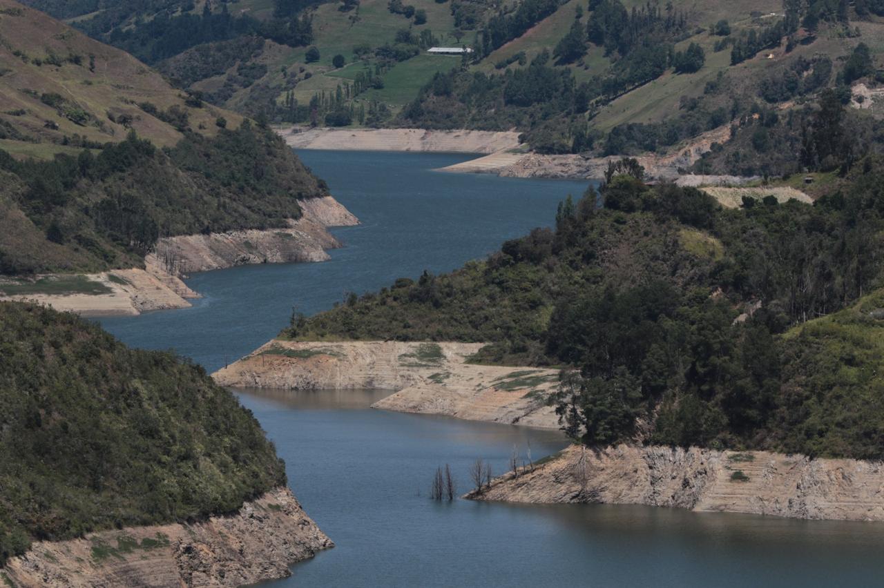 El río Paute registra un bajo caudal, en medio de la reducción de los niveles de los embalses.