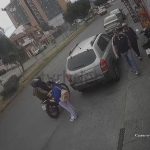 Una cámara de seguridad captó un nuevo video en el que se observa a dos sujetos en moto mientras roban el celular a una ciudadana.