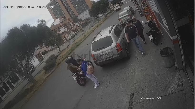 Una cámara de seguridad captó un nuevo video en el que se observa a dos sujetos en moto mientras roban el celular a una ciudadana.
