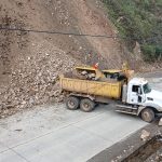 La vía Cuenca-Molleturo-El Empalme se cerró por un deslizamiento de tierra y piedras. Foto: MIT
