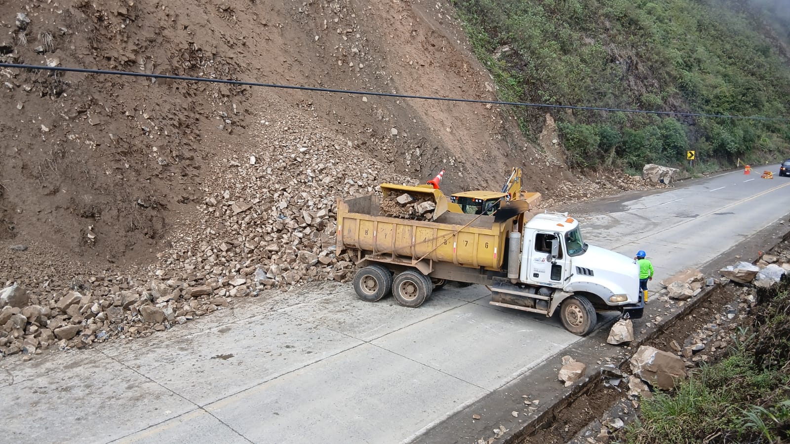 La vía Cuenca-Molleturo-El Empalme se cerró por un deslizamiento de tierra y piedras. Foto: MIT