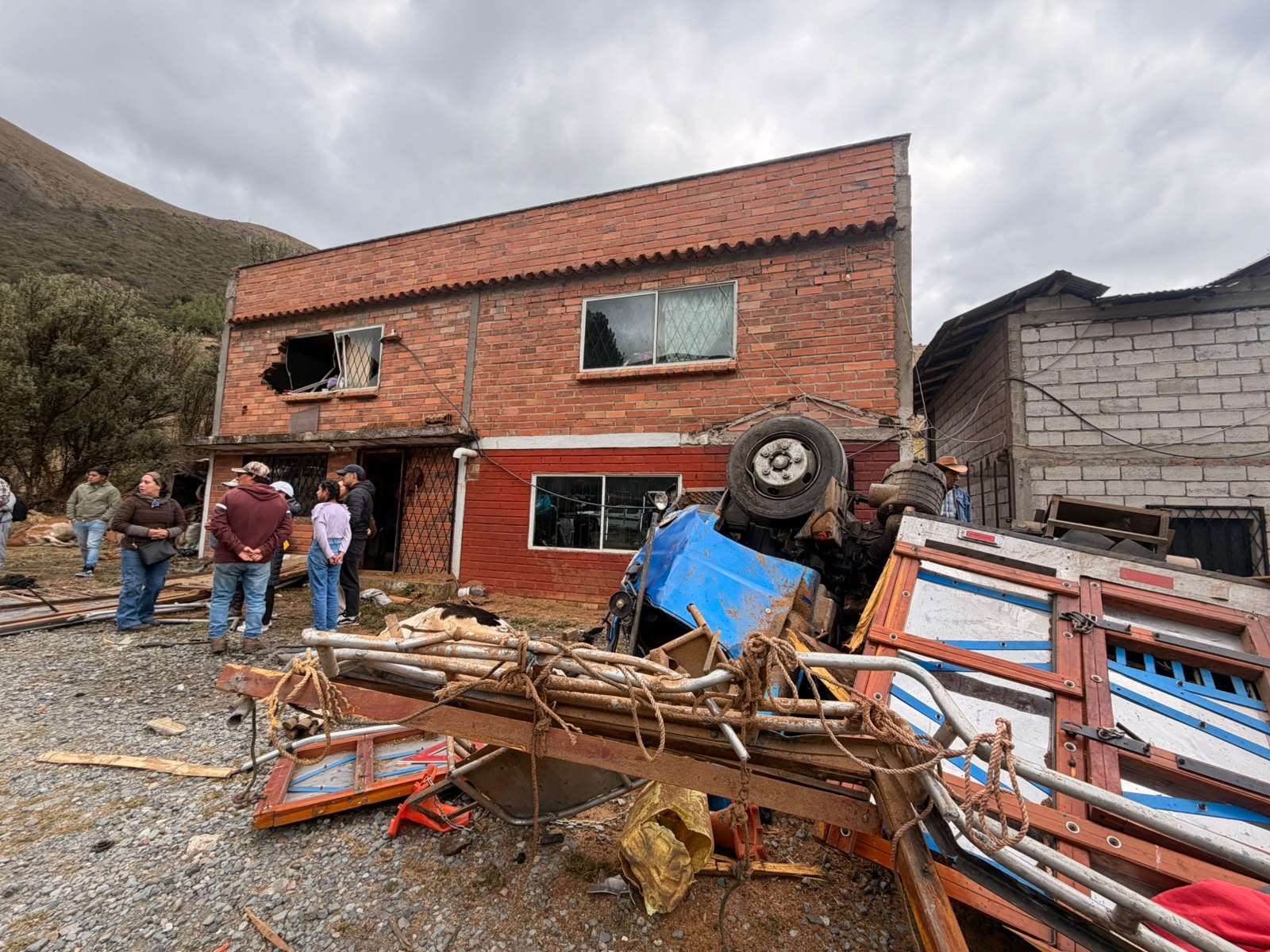 El camión se impactó contra una vivienda tras accidente en Migüir. Foto: El Mercurio