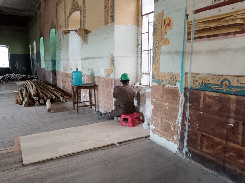 Obreros trabajan en el colegio Febres Cordero.