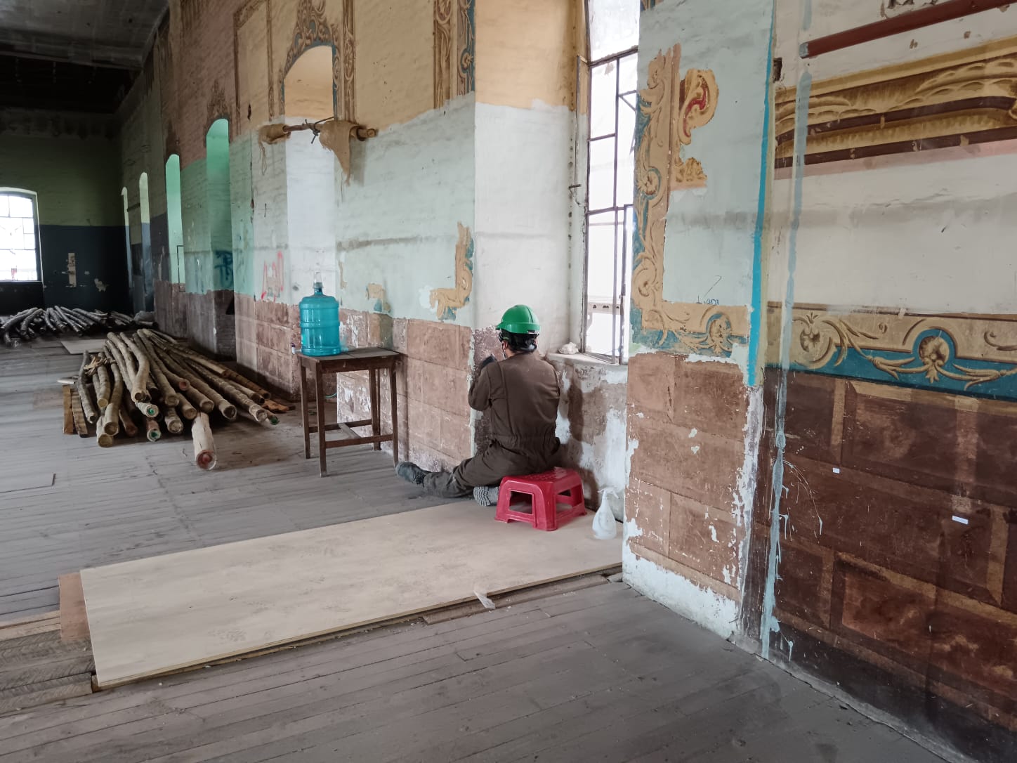 Obreros trabajan en el colegio Febres Cordero.