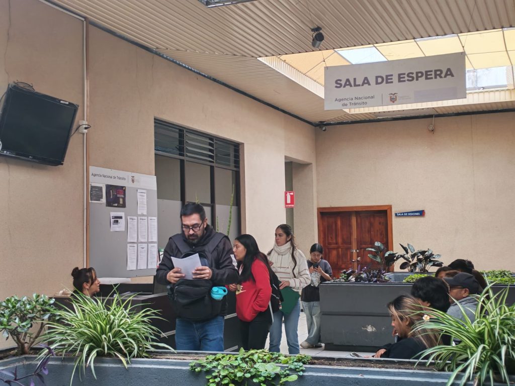 Ciudadanos en la Agencia Nacional de Tránsito, Cuenca.
