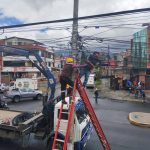 Retiran cables y postes viejos en Cuenca.