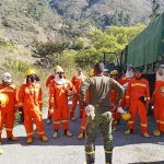 Militares se unen para sofocar el incendio forestal.