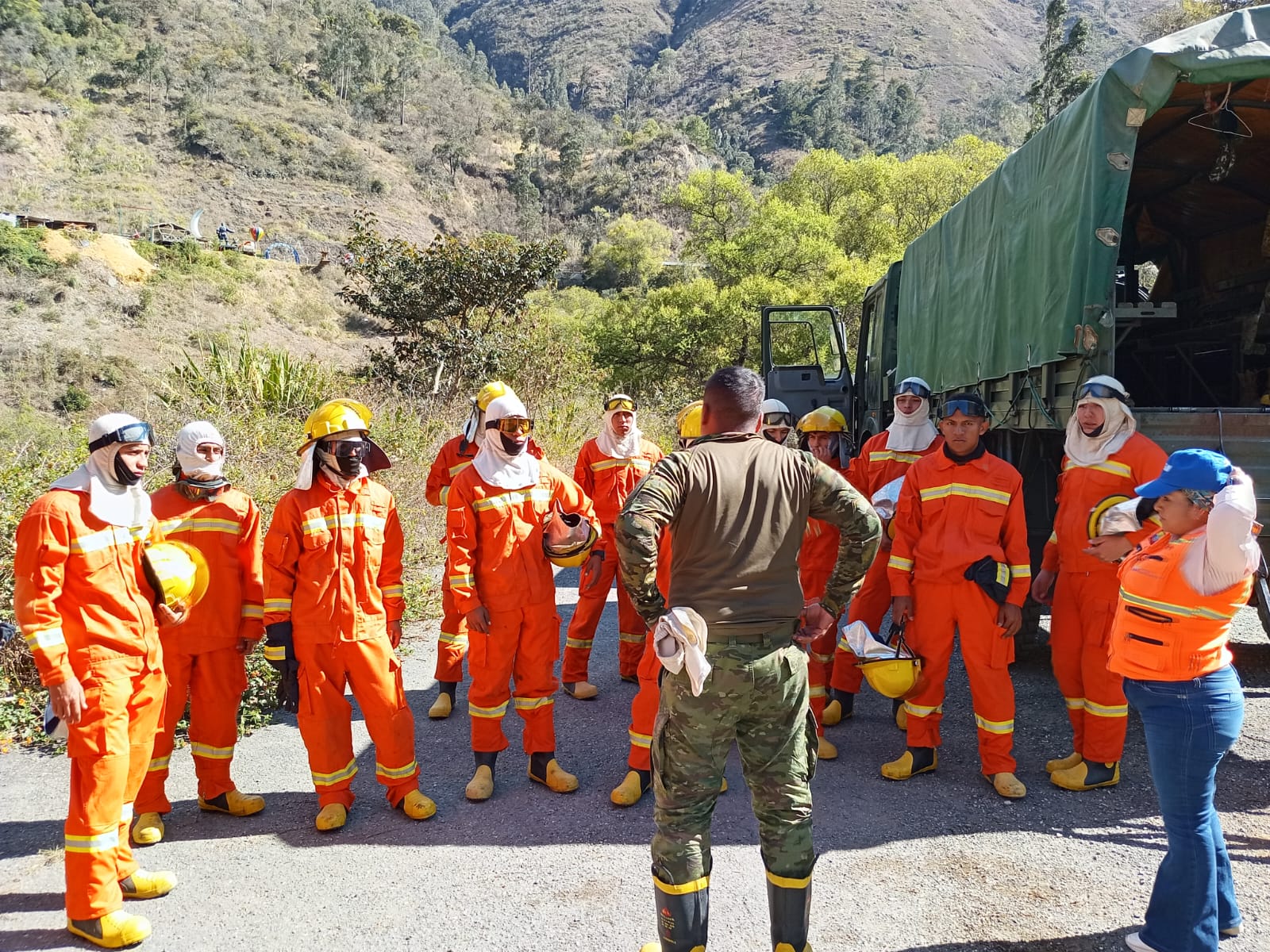 Militares se unen para sofocar el incendio forestal.