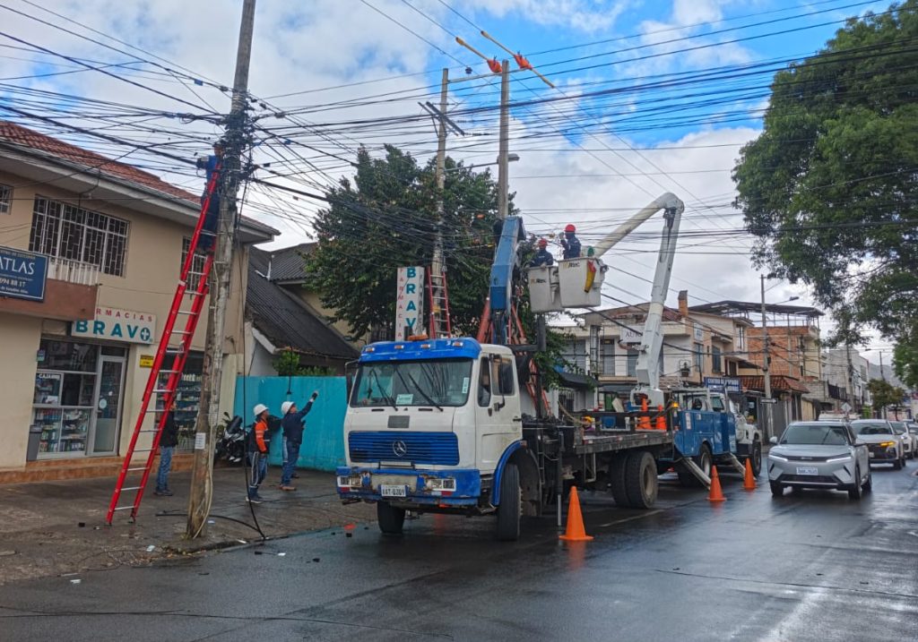 Reemplazan postes viejos por nuevos en Cuenca