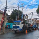 Reemplazan postes viejos por nuevos en Cuenca