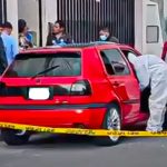 Muerto en el interior de un vehículo.