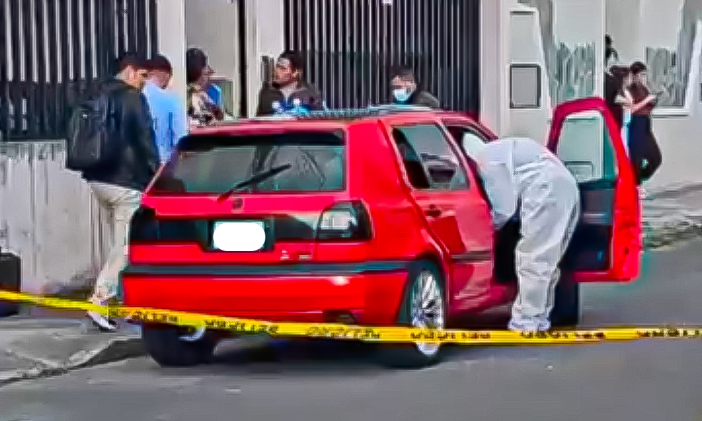 Muerto en el interior de un vehículo.