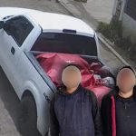 Dos personas fueron detenidas tras persecución policial en la vía Gualaceo – Limón Indanza. /Cortesía