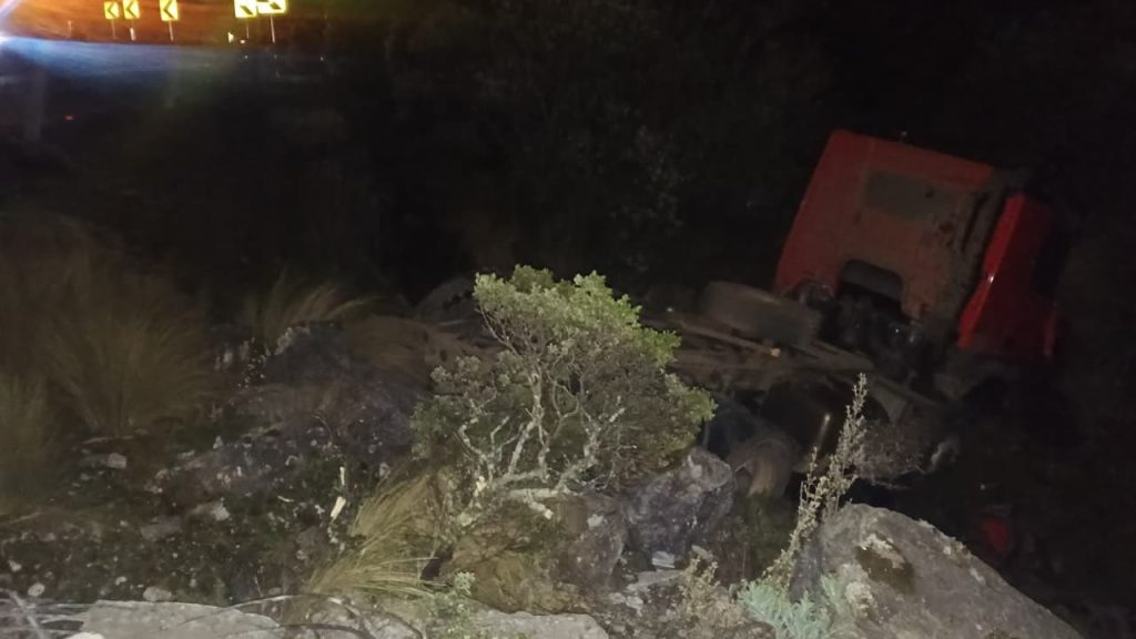 Un vehículo pesado se salió de la vía Cuenca-Molleturo-El Empalme la madruga de este 29 de septiembre. Foto: ECU911