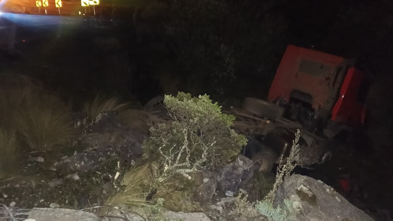 Un vehículo pesado se salió de la vía Cuenca-Molleturo-El Empalme la madruga de este 29 de septiembre. Foto: ECU911