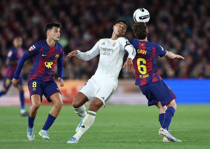 Pedri, Gavi y Bellingham disputan balón. Foto: La Liga
