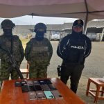 Militares encuentran celulares en la cárcel.