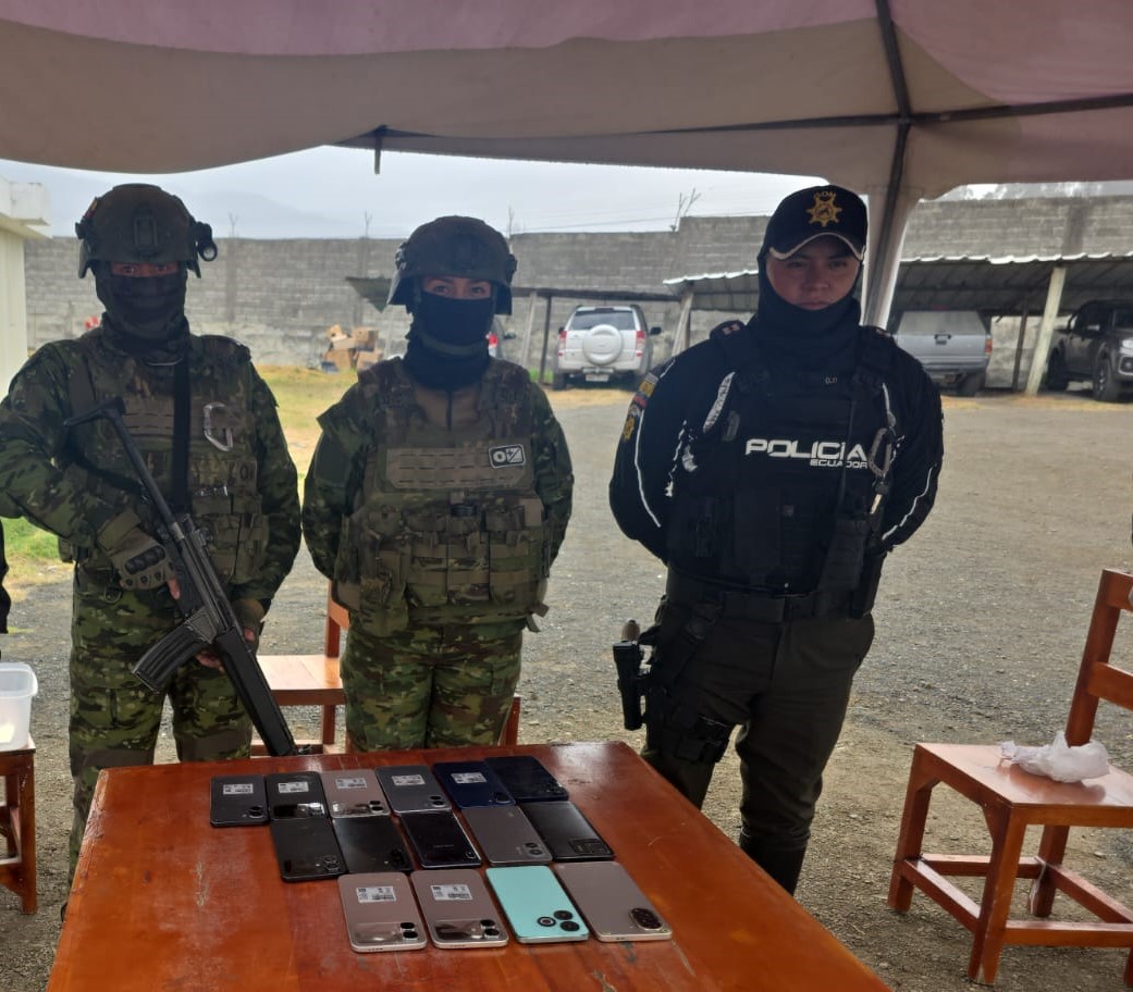 Militares encuentran celulares en la cárcel.