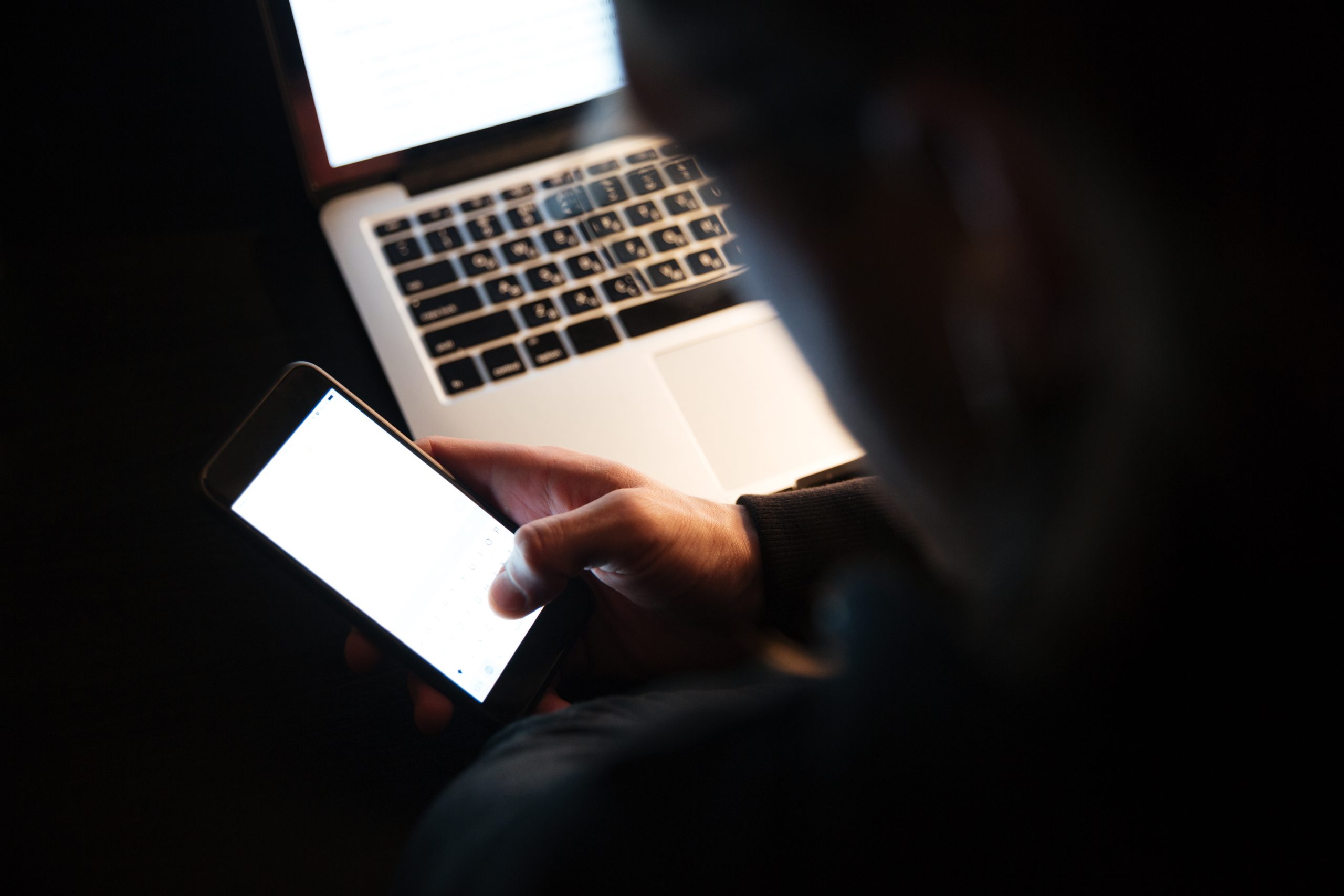 Autoridades investigan supuestas páginas web fraudulentas de figuras públicas. / Foto tomada de Magnific