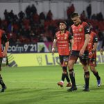 Jugadores de Deportivo Cuenca se lamentan la derrota en LigaPro. Foto: API