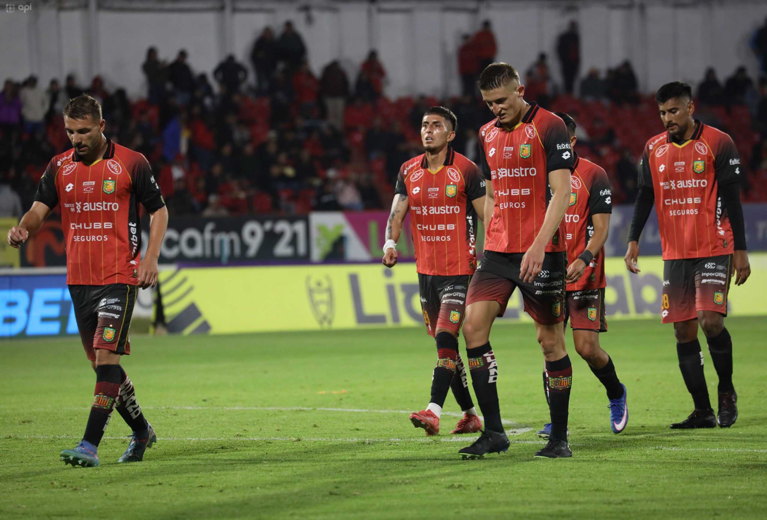 Jugadores de Deportivo Cuenca se lamentan la derrota en LigaPro. Foto: API