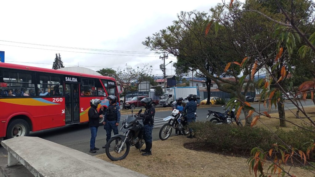 Personal de la Guardia Ciudadana ejecutó los controles en los puentes de Cuenca para liberar de personas que allí habitan. /EL MERCURIO