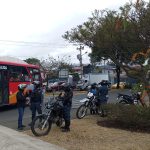 Personal de la Guardia Ciudadana ejecutó los controles en los puentes de Cuenca para liberar de personas que allí habitan. /EL MERCURIO