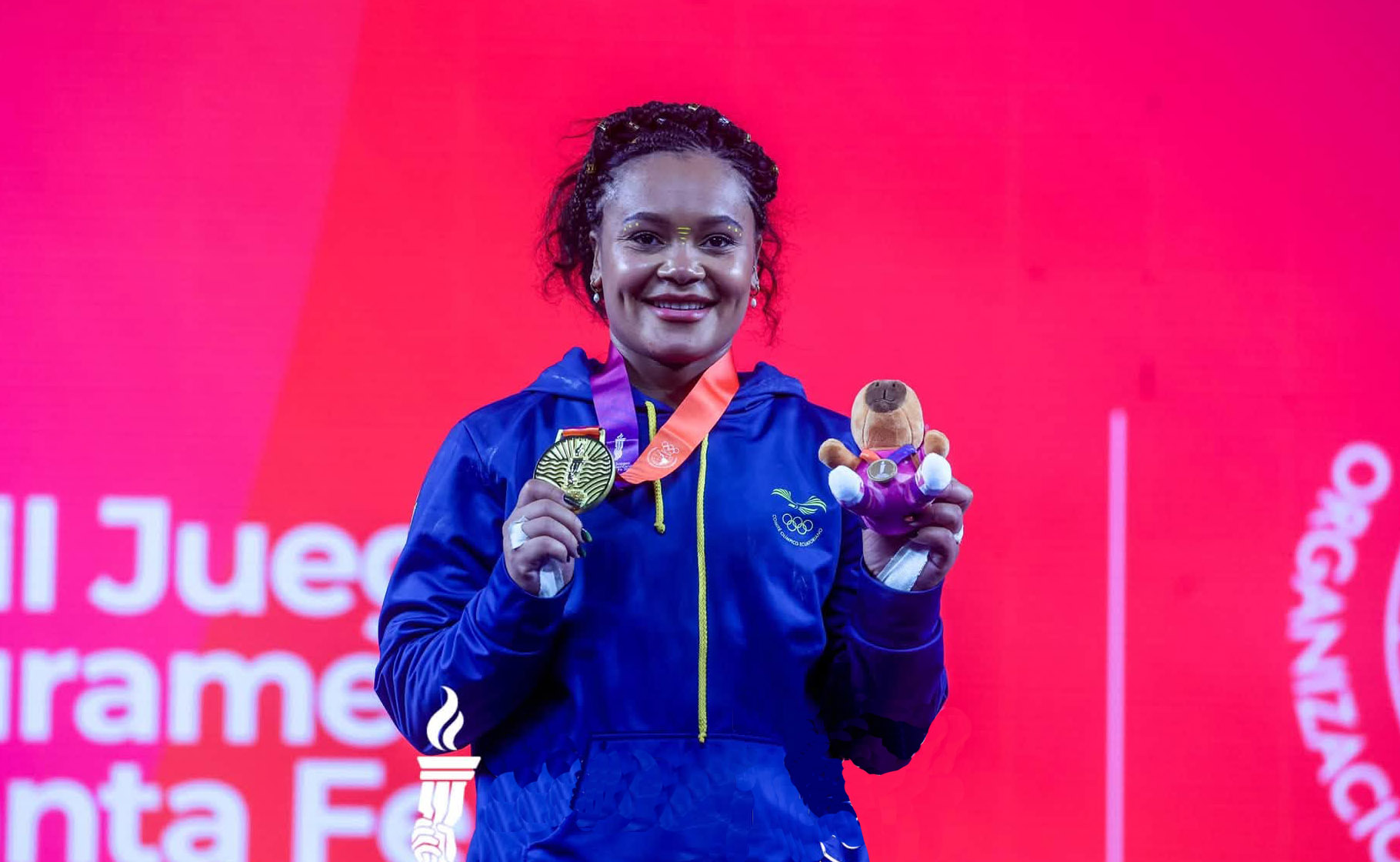 Neisi Dajomes celebra su regreso al podio internacional con la medalla de oro en los 86 kilogramos de levantamiento de pesas. /Cortesía