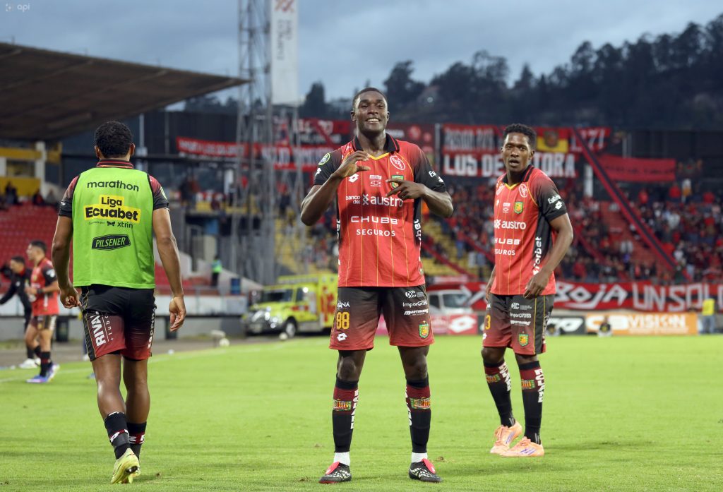 Cristian Benalcázar celebra su primer gol con Deportivo Cuenca. Foto: API