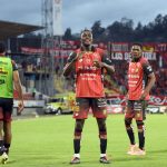 Cristian Benalcázar celebra su primer gol con Deportivo Cuenca. Foto: API