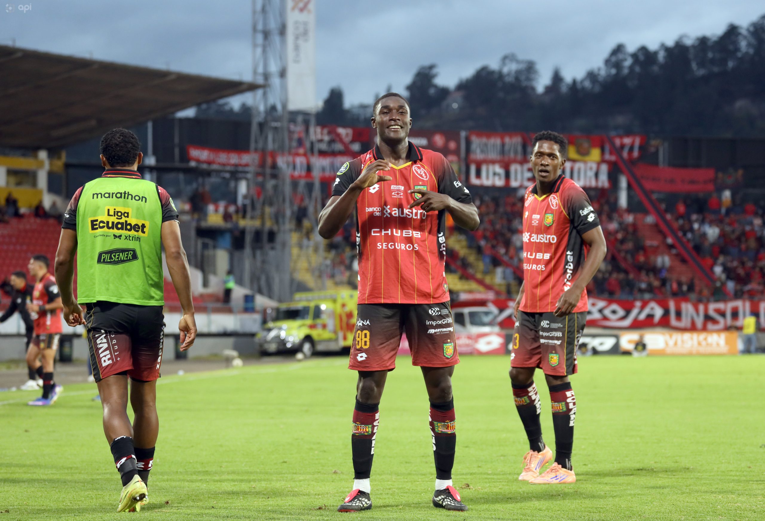 Cristian Benalcázar celebra su primer gol con Deportivo Cuenca. Foto: API