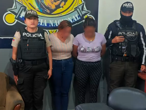 Dos mujeres están detenidas y son investigadas por el presunto delito de tenencia de droga en Cuenca. /Cortesía