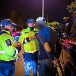Personal de le EMOV durante el control de tránsito en Cuenca entre la noche del sábado 19, y la madrugada del domingo, 20 de septiembre de 2026. /Cortesía