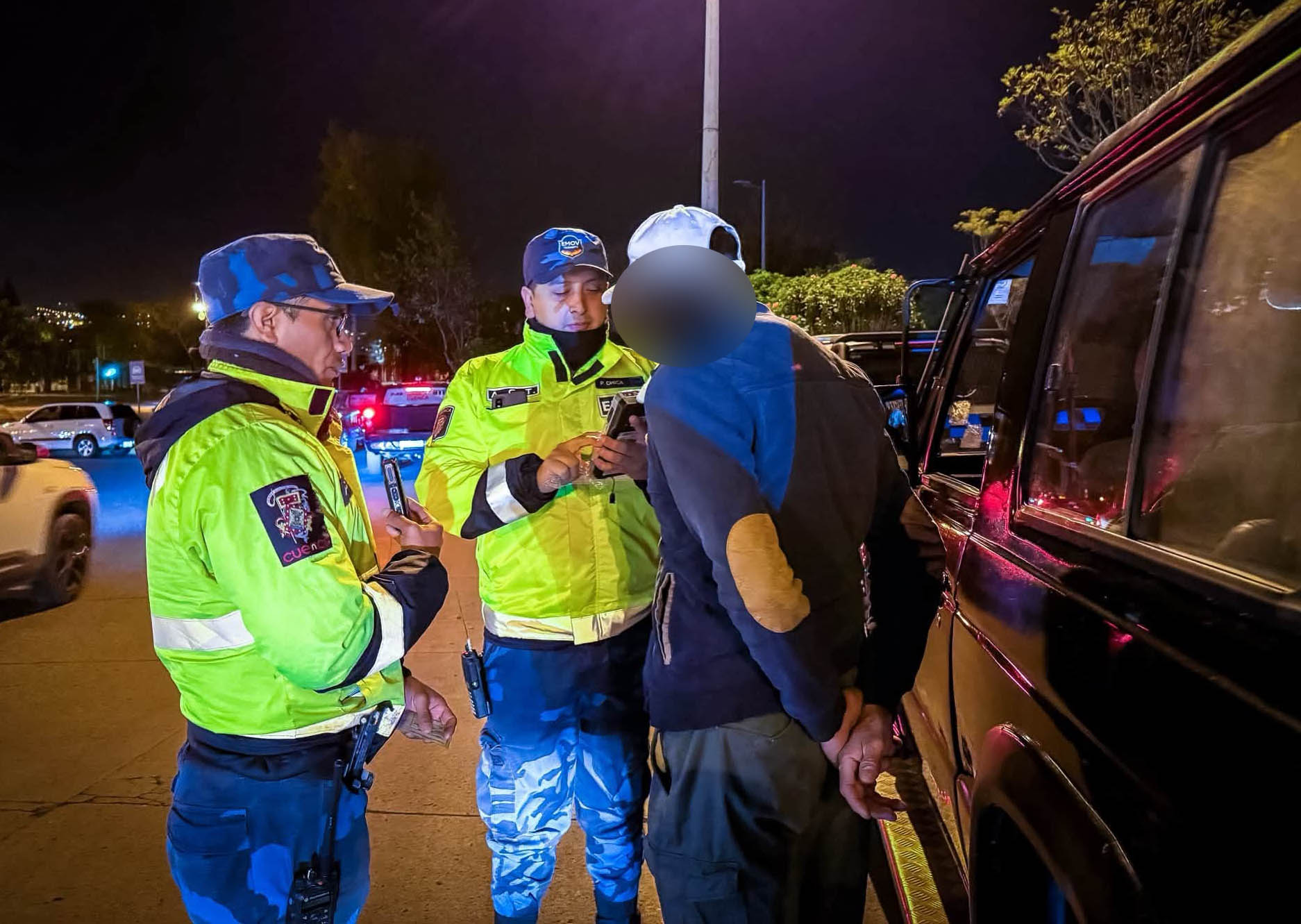 Personal de le EMOV durante el control de tránsito en Cuenca entre la noche del sábado 19, y la madrugada del domingo, 20 de septiembre de 2026. /Cortesía