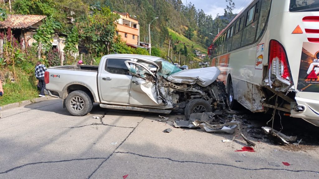 Así quedó la camioneta tras el accidente en Sayausí. Foto: cortesía