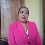 La concejala Jenny Bermeo explicó que los vigilantes de carros están prohibidos en Cuenca por normativa emitida a través del Cootad. /EL MERCURIO