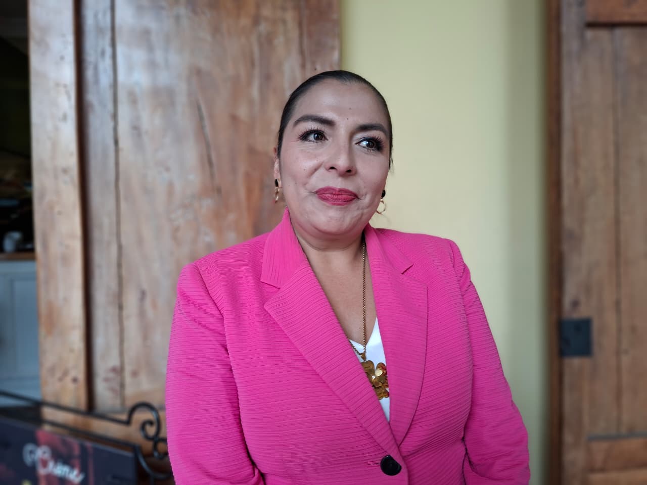 La concejala Jenny Bermeo explicó que los vigilantes de carros están prohibidos en Cuenca por normativa emitida a través del Cootad. /EL MERCURIO