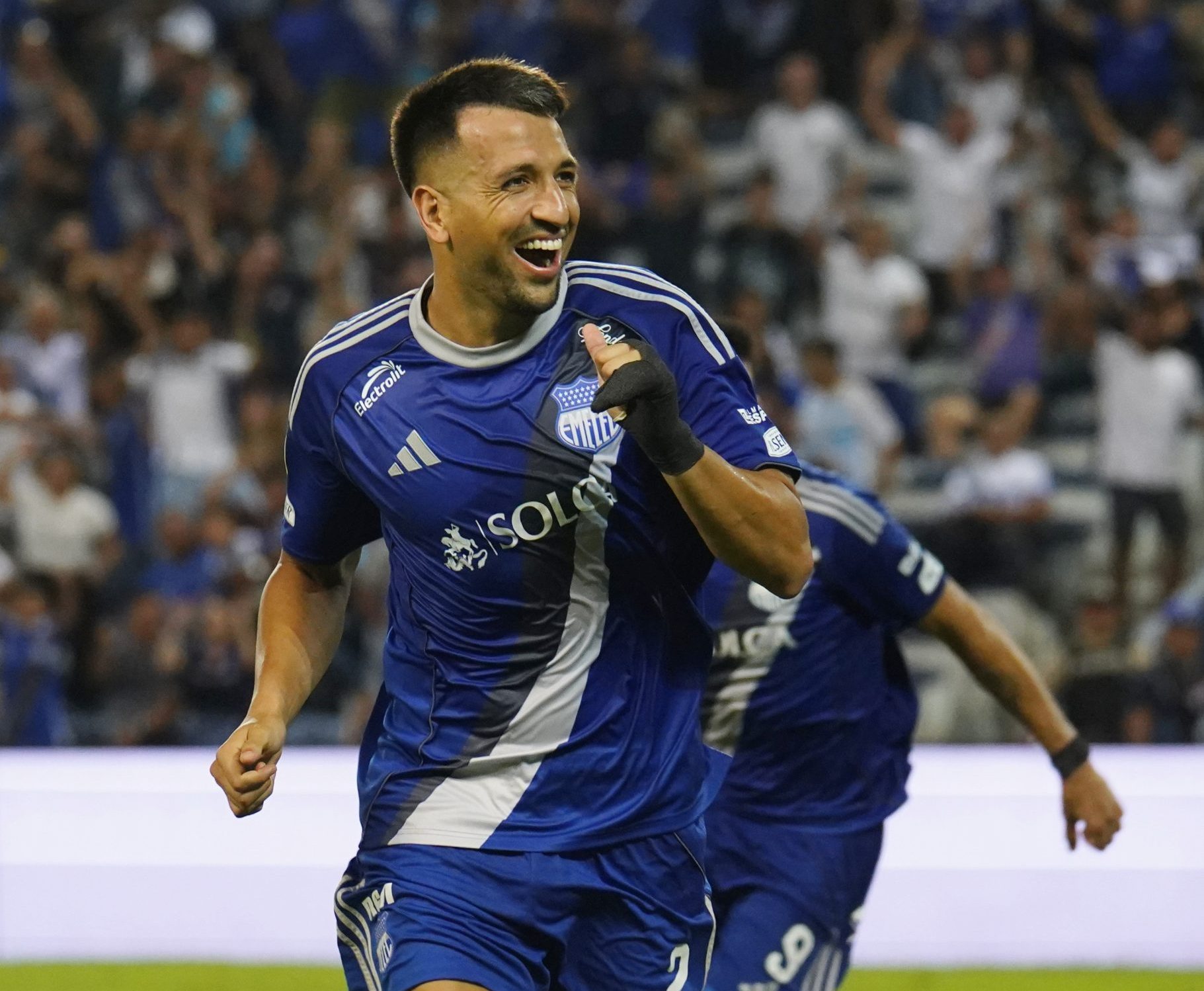 Aníbal Leguizamón celebra gol del tirunfo. Foto: API