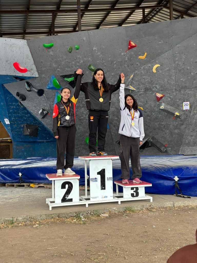 Renata Landeta celebra el segundo lugar en escalada. /Cortesía
