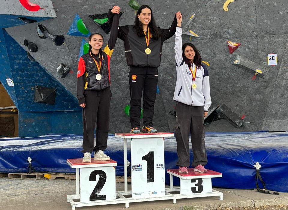 Renata Landeta celebra el segundo lugar en escalada. /Cortesía
