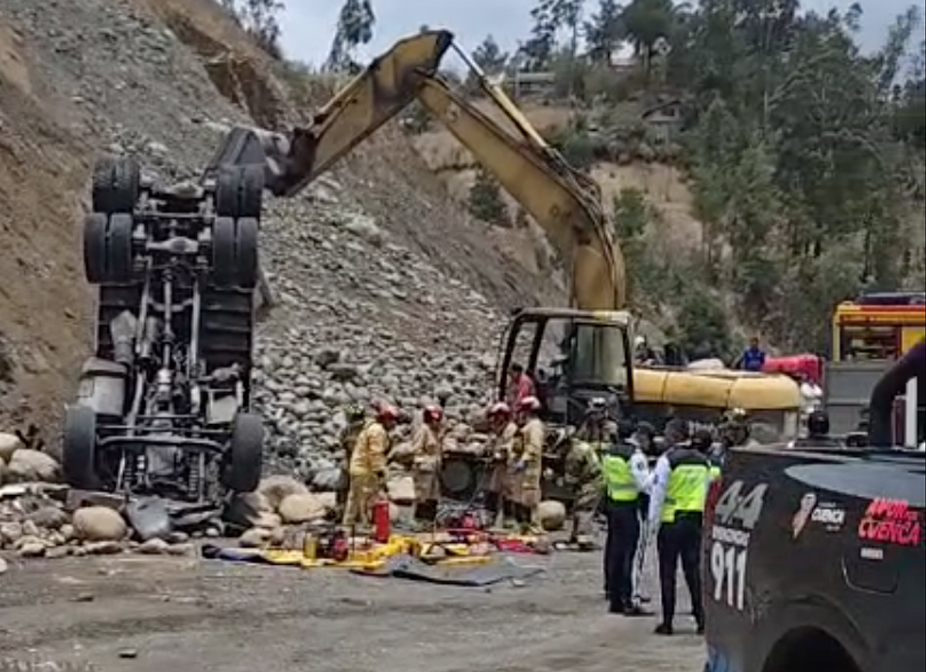 El conductor de un volquete falleció al sufrir un accidente de tránsito en el sector de Pichacay. /Captura video Crónica Cuenca
