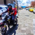 En Cuenca se sancionaron a motociclistas por circular sobre veredas. Esta es una infracción sancionada por el Código Orgánico Integral Penal. /Cortesía