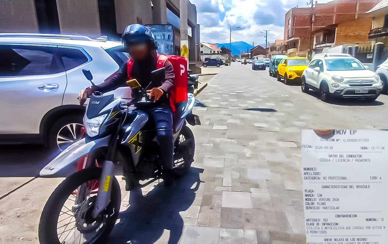 En Cuenca se sancionaron a motociclistas por circular sobre veredas. Esta es una infracción sancionada por el Código Orgánico Integral Penal. /Cortesía