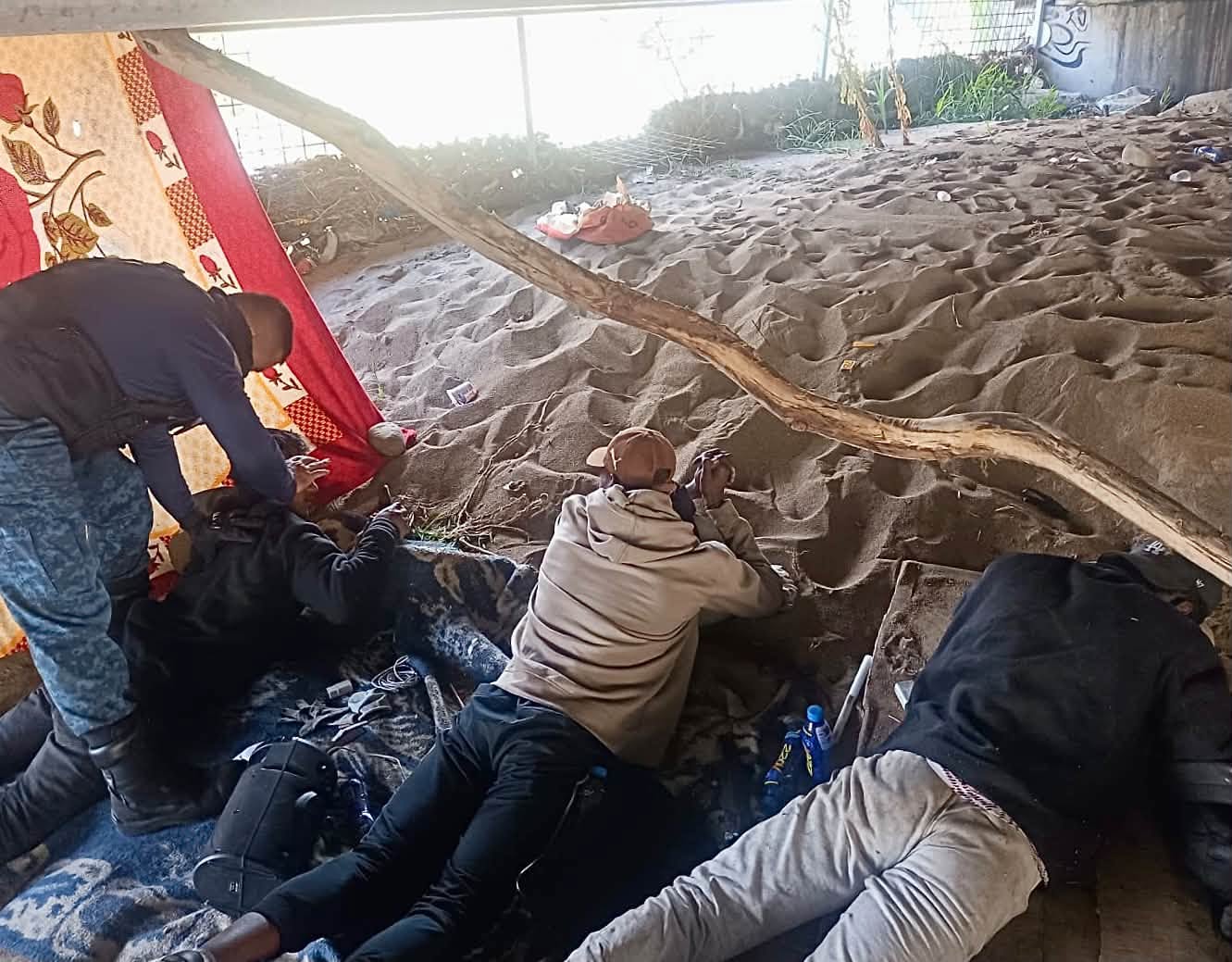 Individuos bajo el puente en Cuenca