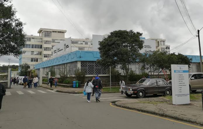 Denuncia que, en el Hospital Vicente Corral Moscoso de Cuenca, se ha pedido a médicos tratantes y residentes donaciones para mejorar la infraestructura de la Unidad de Cuidados Intensivos. /EL MERCURIO
