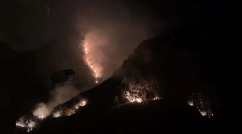 Un grave incendio forestal se presentó en el sector el Tahual, perteneciente a la parroquia San Cristóbal, cantón Paute. /Cortesía
