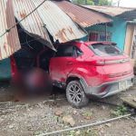 El vehículo en el que viajaba el juez asesinado al estilo sicariato, se impactó contra una vivienda. /Cortesía