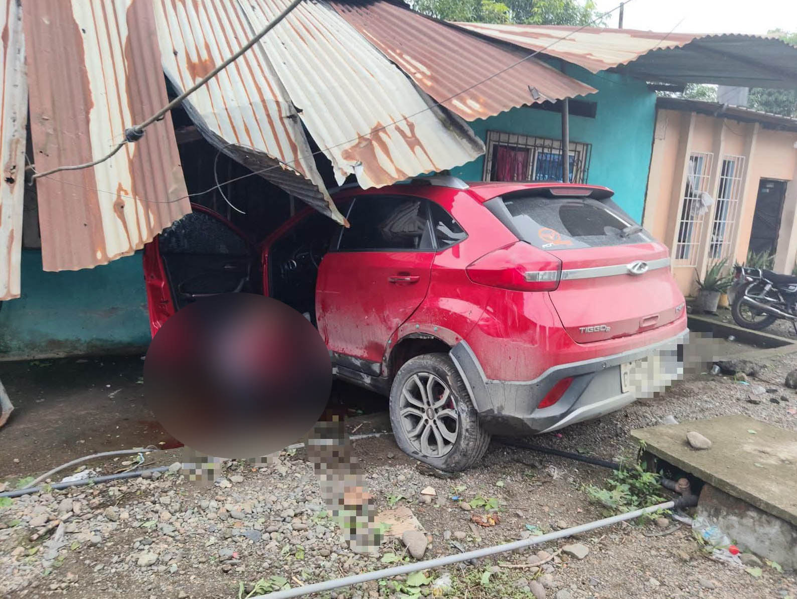 El vehículo en el que viajaba el juez asesinado al estilo sicariato, se impactó contra una vivienda. /Cortesía
