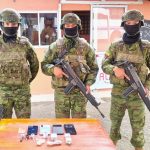 Militares custodian celulares en la cárcel de Azogues.